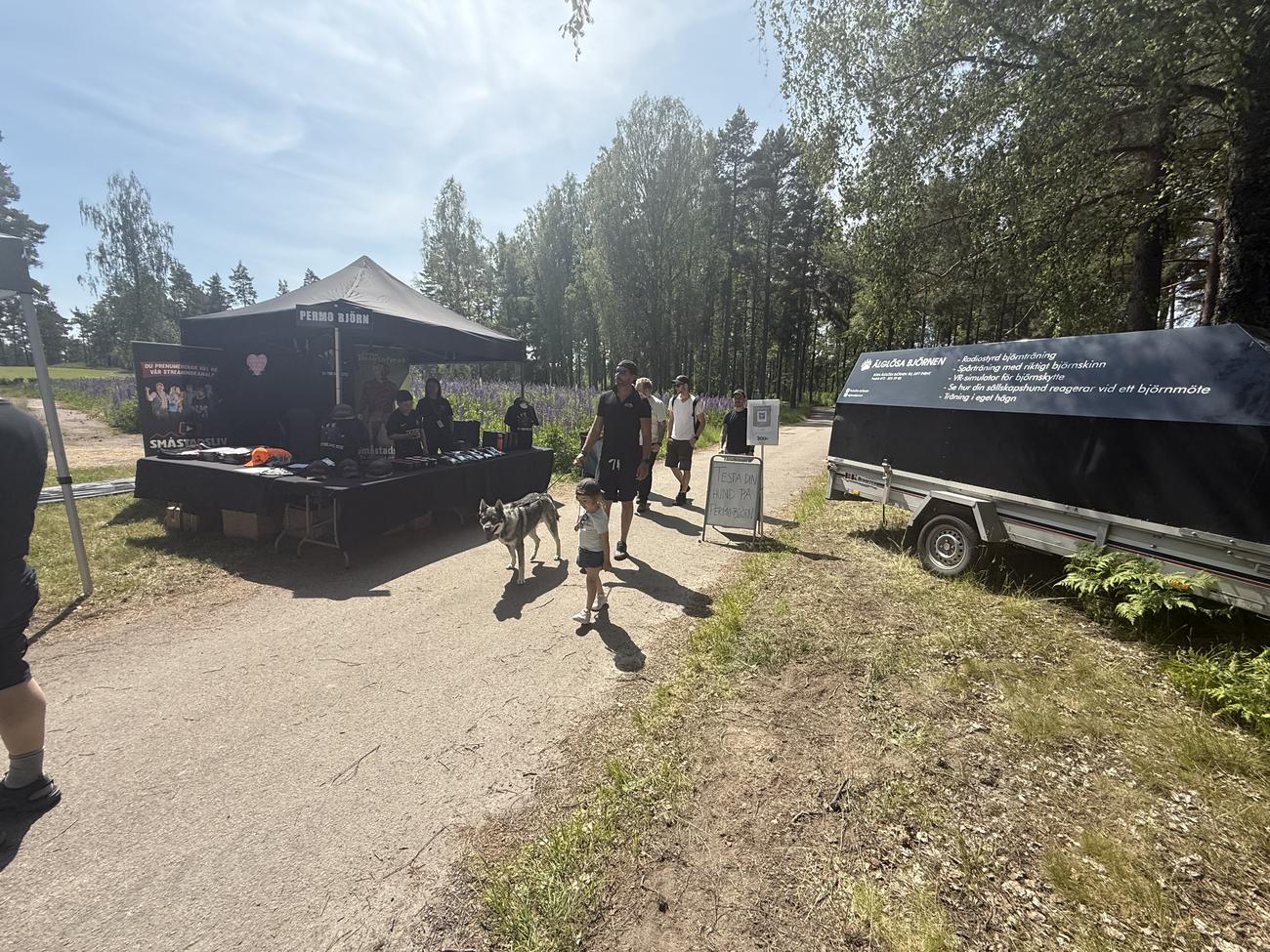Älglösa björnens eventtält och släp på plats vid en hundträff